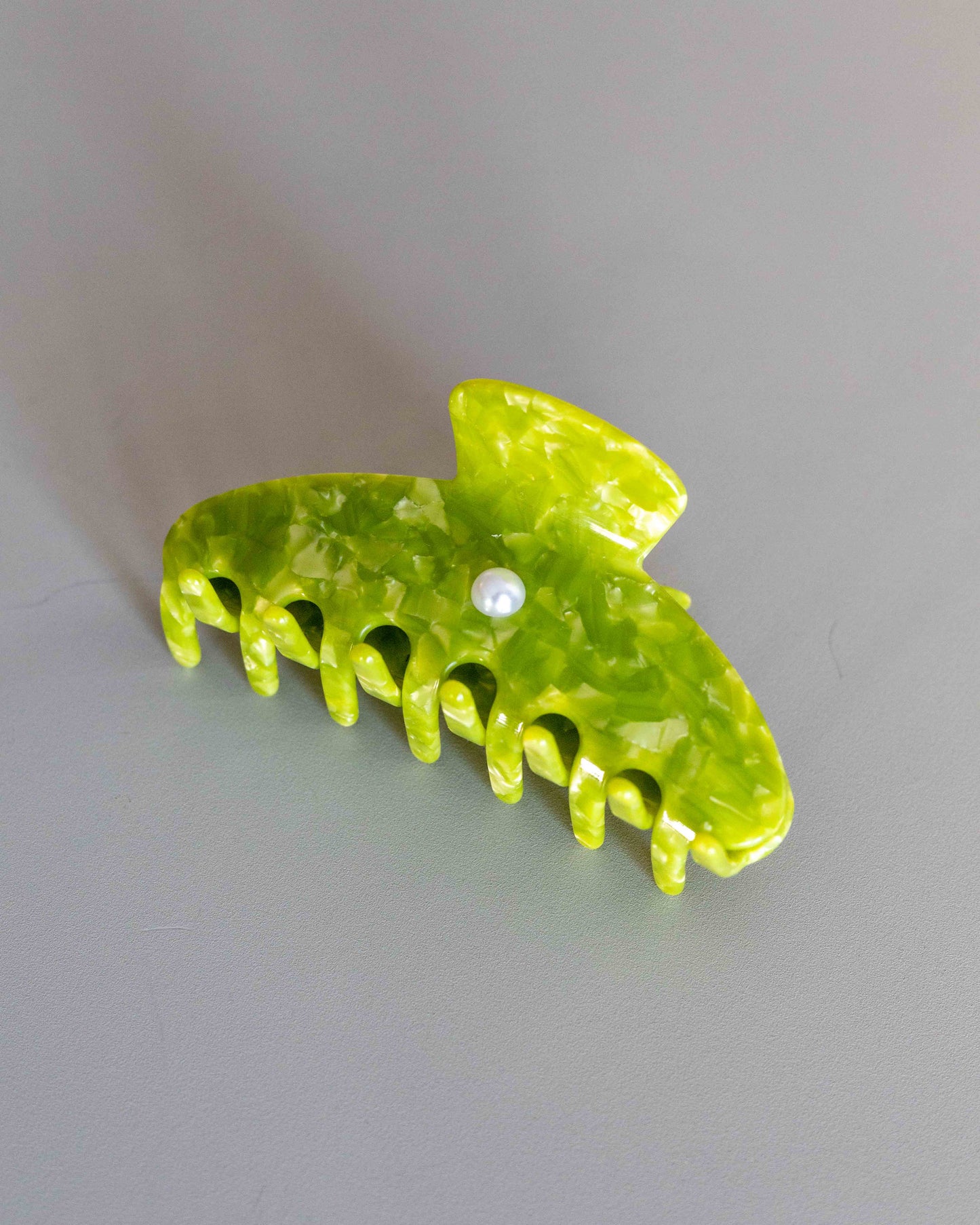 【AURA】Center Pearl Clip / Pistacchio