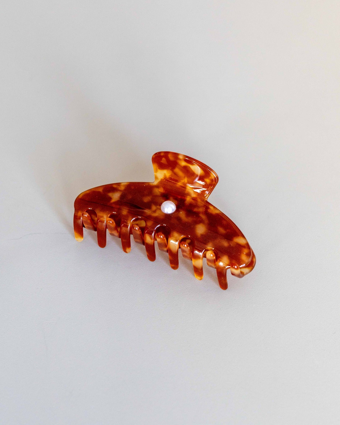 【AURA】Center Pearl Clip / Bekko