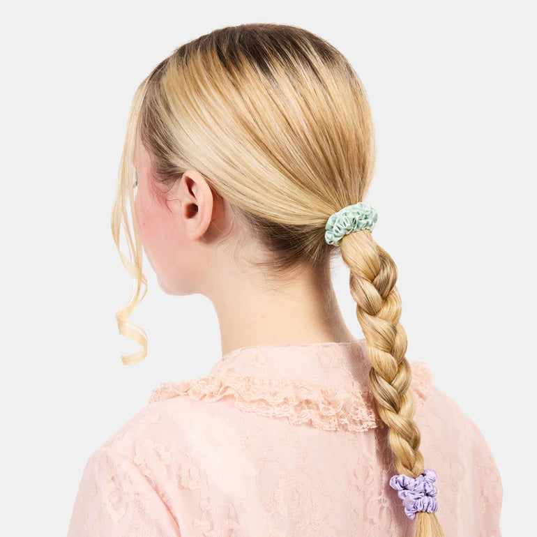 【CHUNKS】Silk Scrunchies in Skinny Winnie